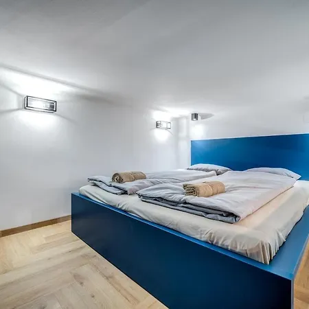 Nightlife Nest *