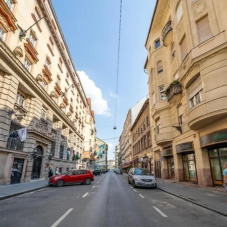 Nightlife Nest Апартаменты